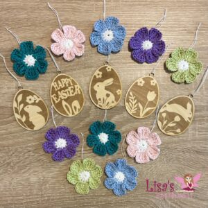 Gehäkelte Blumen und Holzeier – 15er-Set