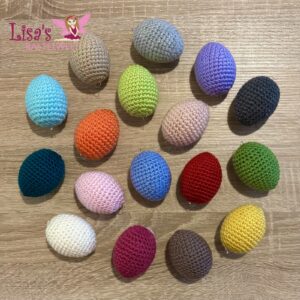 Gehäkeltes Ei mit Schnur zum Aufhängen